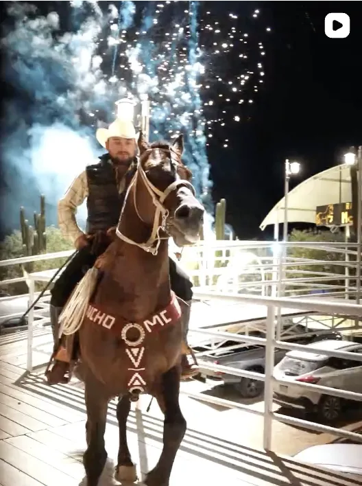 Reel de Rancho McCoy: Charro a caballo con fuegos artificiales