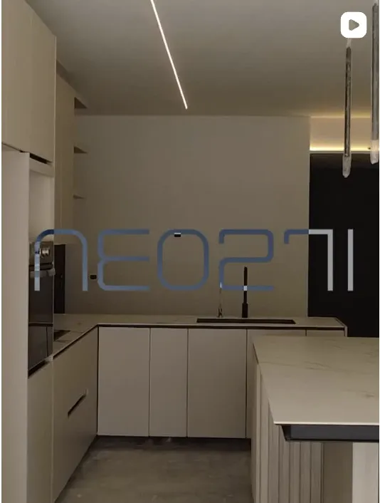 Reel de Neo 271: Cocina del departamento con el logotipo de Neo 271